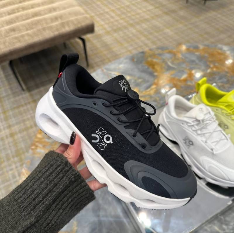 On Running Cloudsolo Loewe White Black