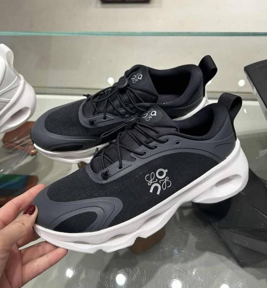 On Running Cloudsolo Loewe White Black