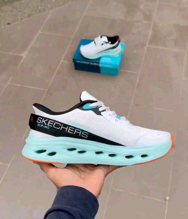 Skecherrss MAX Cushioning Glide-Step - A Slip-ins in WhiteMulti