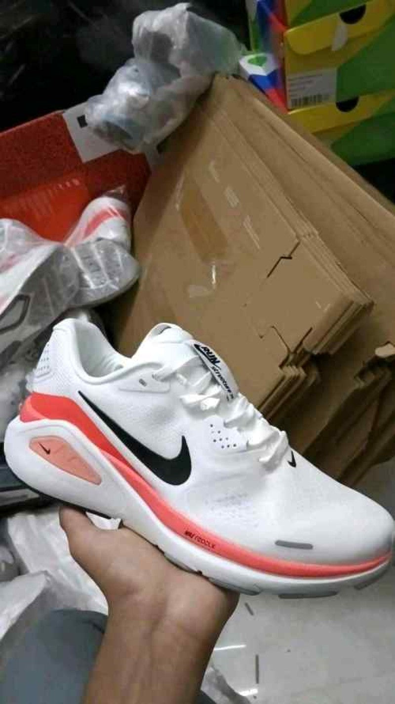 Nike Running Structure 26 trainers White orange 500
