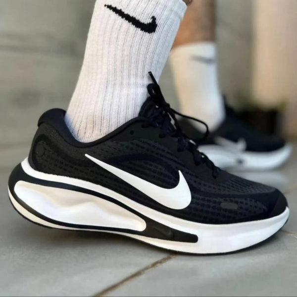 Nike Journey Run White Black 1850
