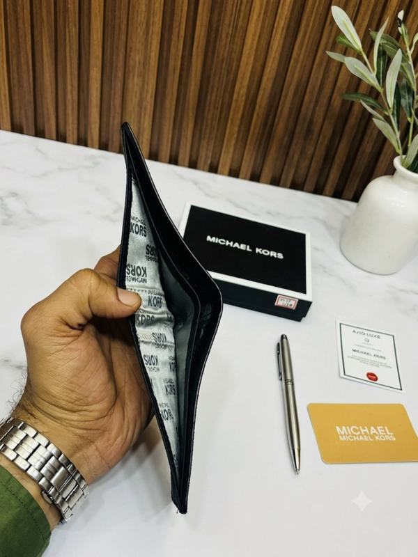 110 MK MICHAEL KORRS PREMIUM QUALITY WALLET