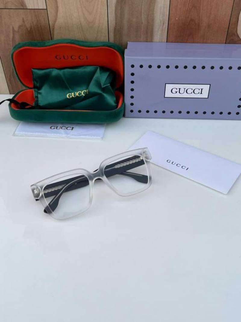 Gucci_2610_white_plano