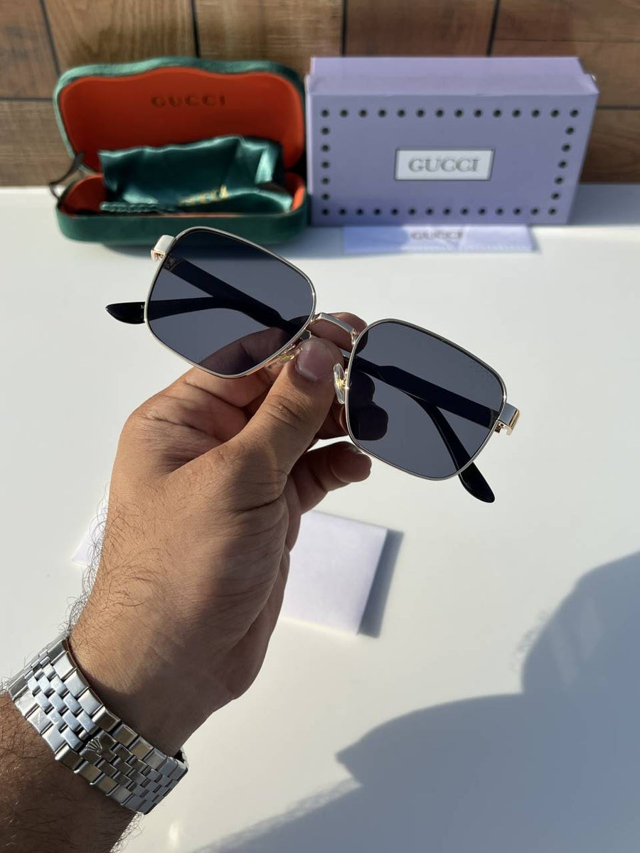 Gucci_526_gold_black