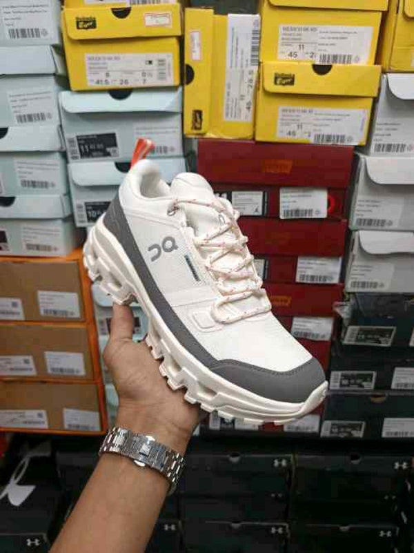 On Running Cloudrock Low Waterproof 558