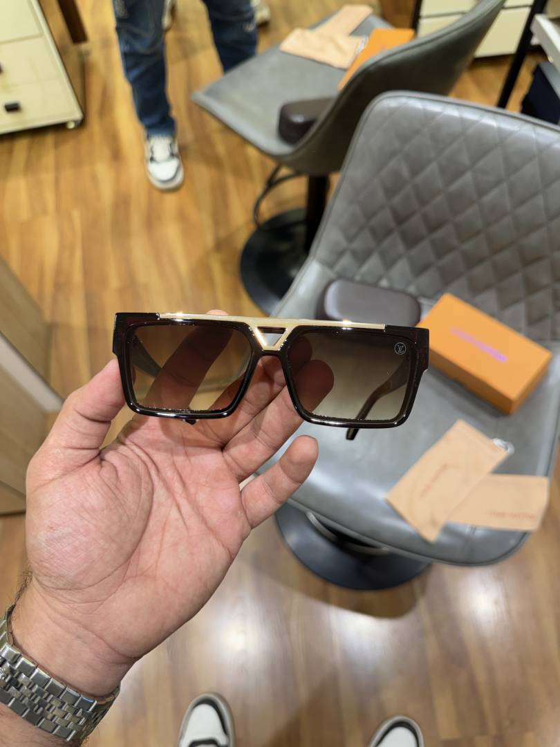 Louis Vuitton_1984_brown