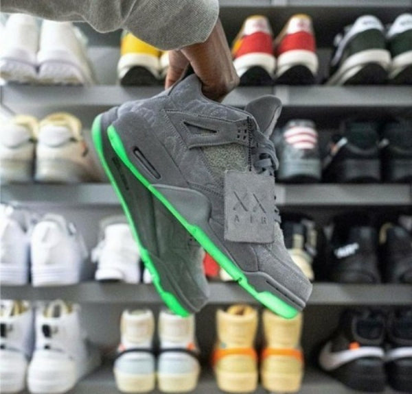 Nike AIR JORDAN RETRO 4 KAWS SEMI UA