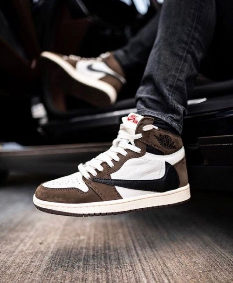 Nike TRAVIS SCOTT X AIR JORDAN 1 RETRO HIGH OG MOCHA SURPLUS SEMI UA