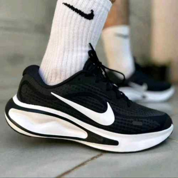 Nike Journey Run White Black