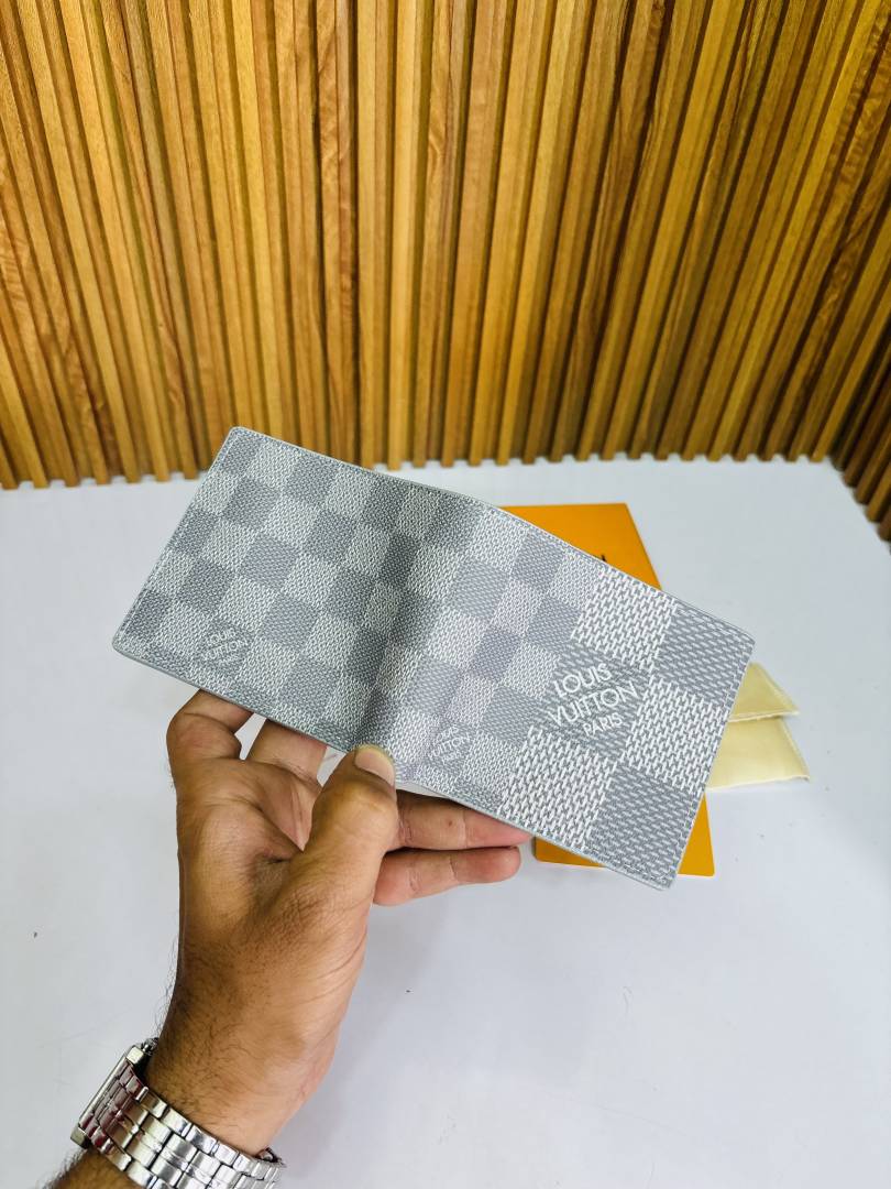 124 LV LOIUS VUTTON PREMIUM QUALITY WALLET