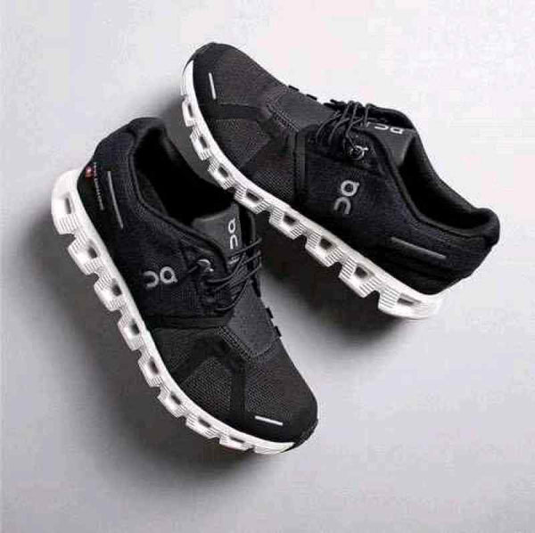 On Running Cloud 5 Black White 2547