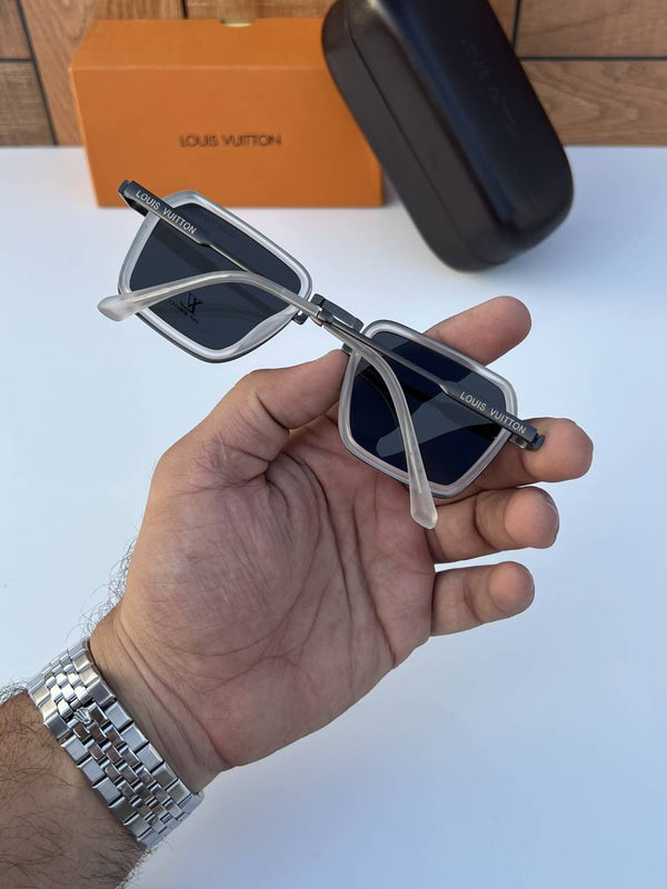 Louis Vuitton_495_white_black