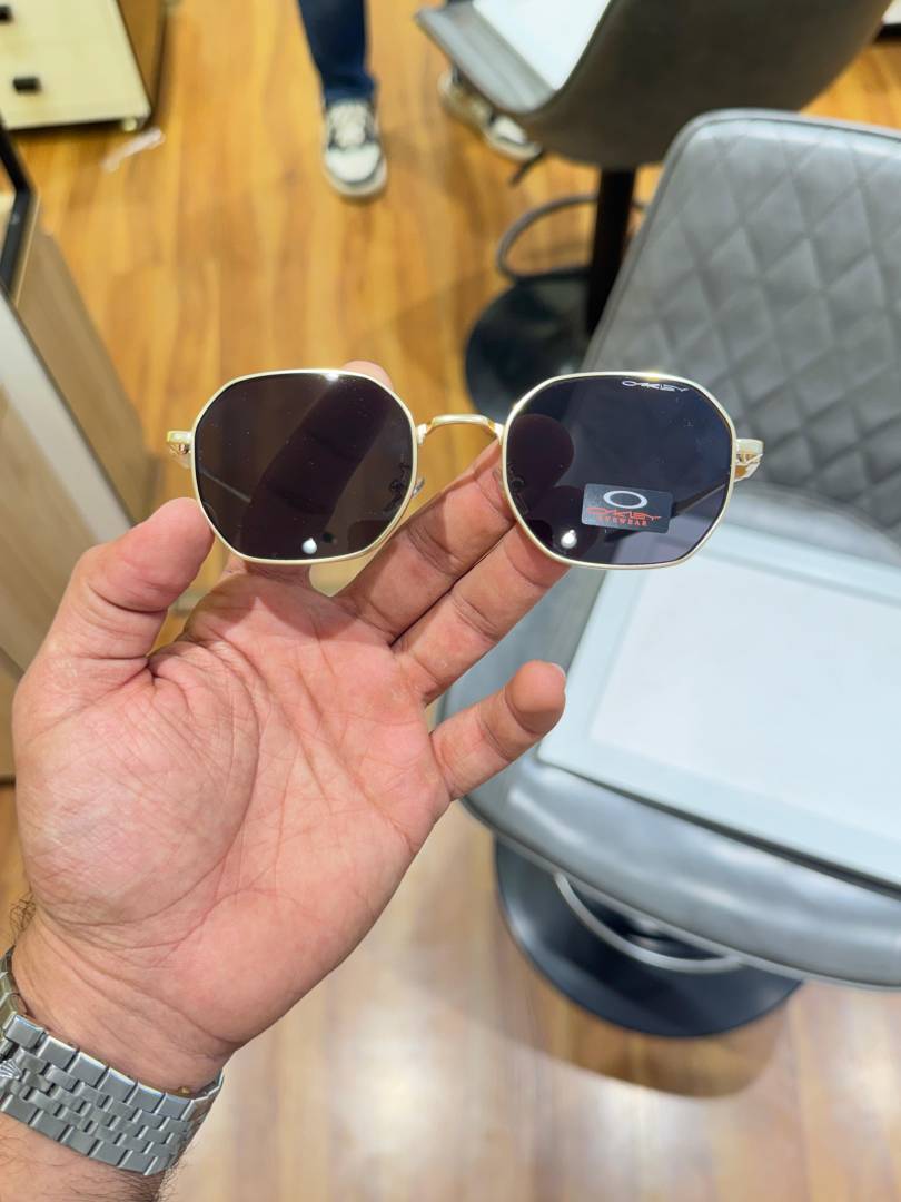Oakley 24013 gold black