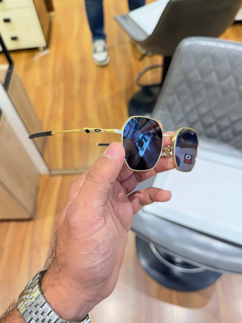 Oakley 24013 gold black