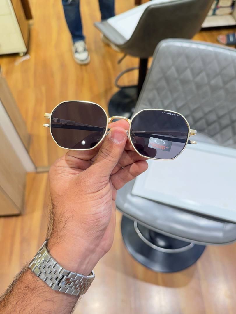 Oakley 24013 gold black