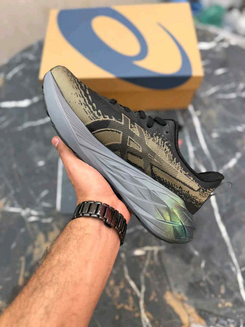 Asics Black Novablast 4 Platinum Champagne