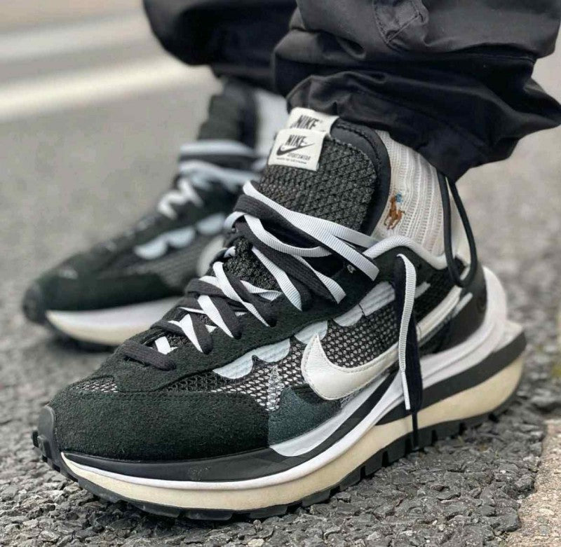 Nike Vaporwaffle Black White X Sacai