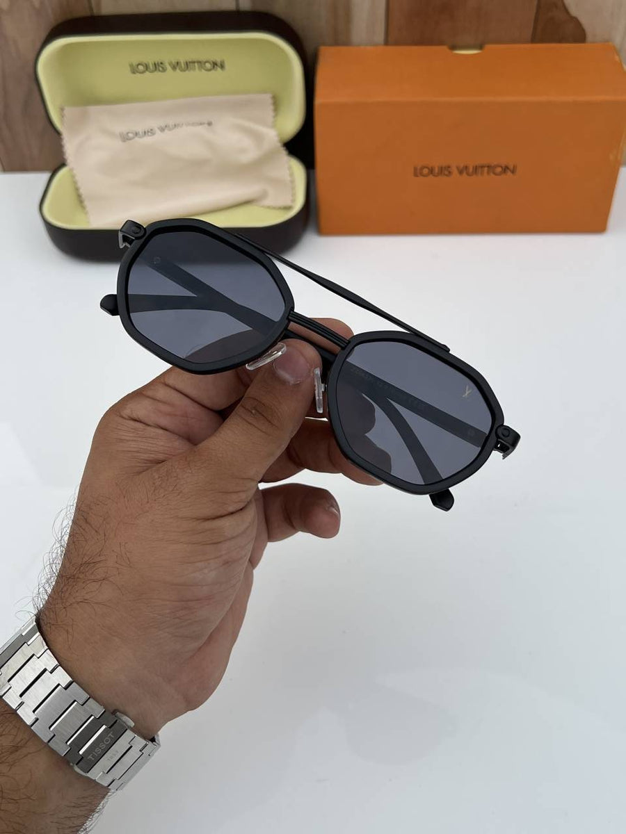 Louis Vuitton_98336_black