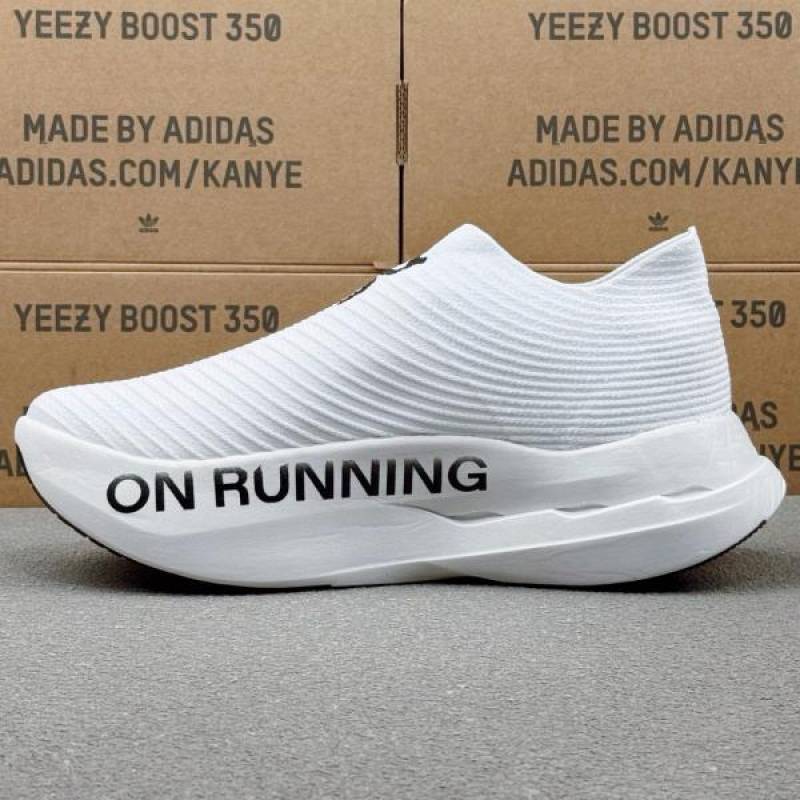 On Cloud boom Strike LS white