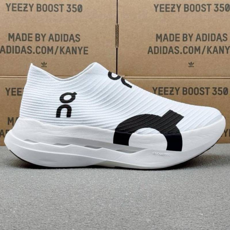 On Cloud boom Strike LS white