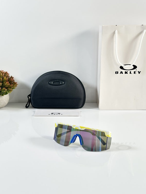 Oakley_9957_Yellow_Blue_Revo