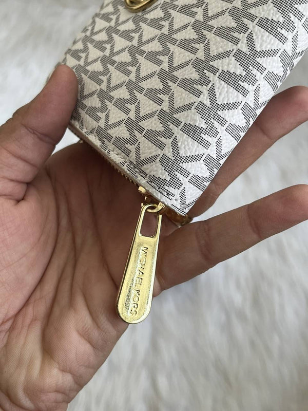 Michael Kors_138-100_White_Mini_Zippy_WithBox