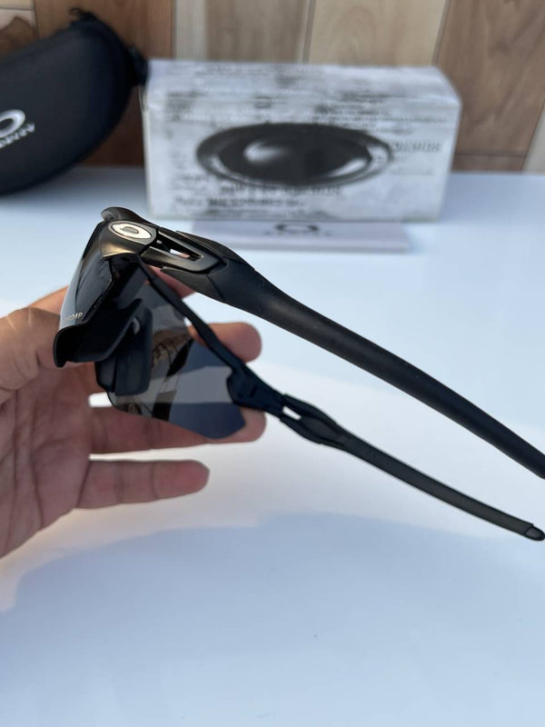 Oakley_9208_silver