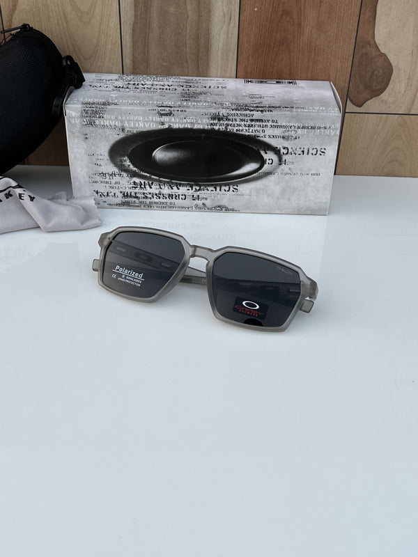 Oakley_3381_grey_black