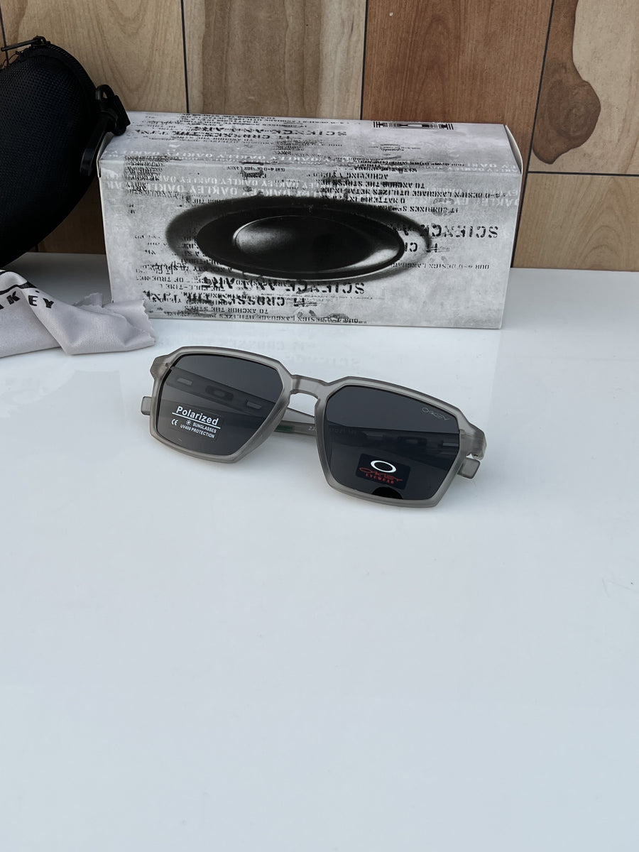 Oakley_3381_grey_black