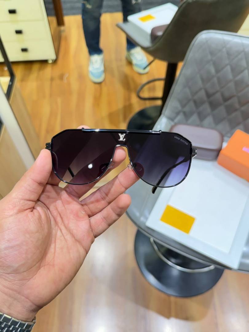 Louis vuitton 22295 black shaded