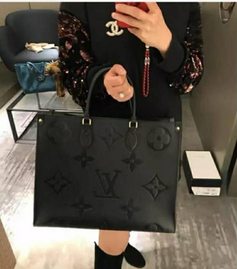 Louis Vuitton_OntheGo_Medium_Tote_With_DustCover