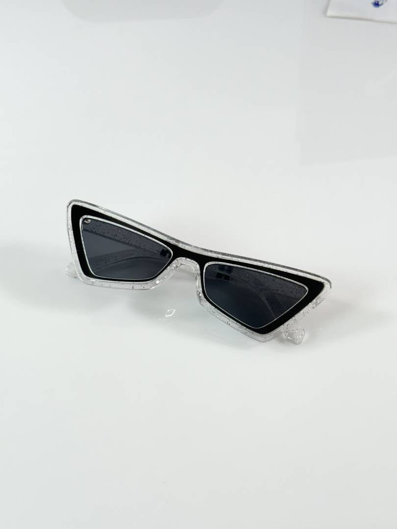 Of White_88993_Water_Black
