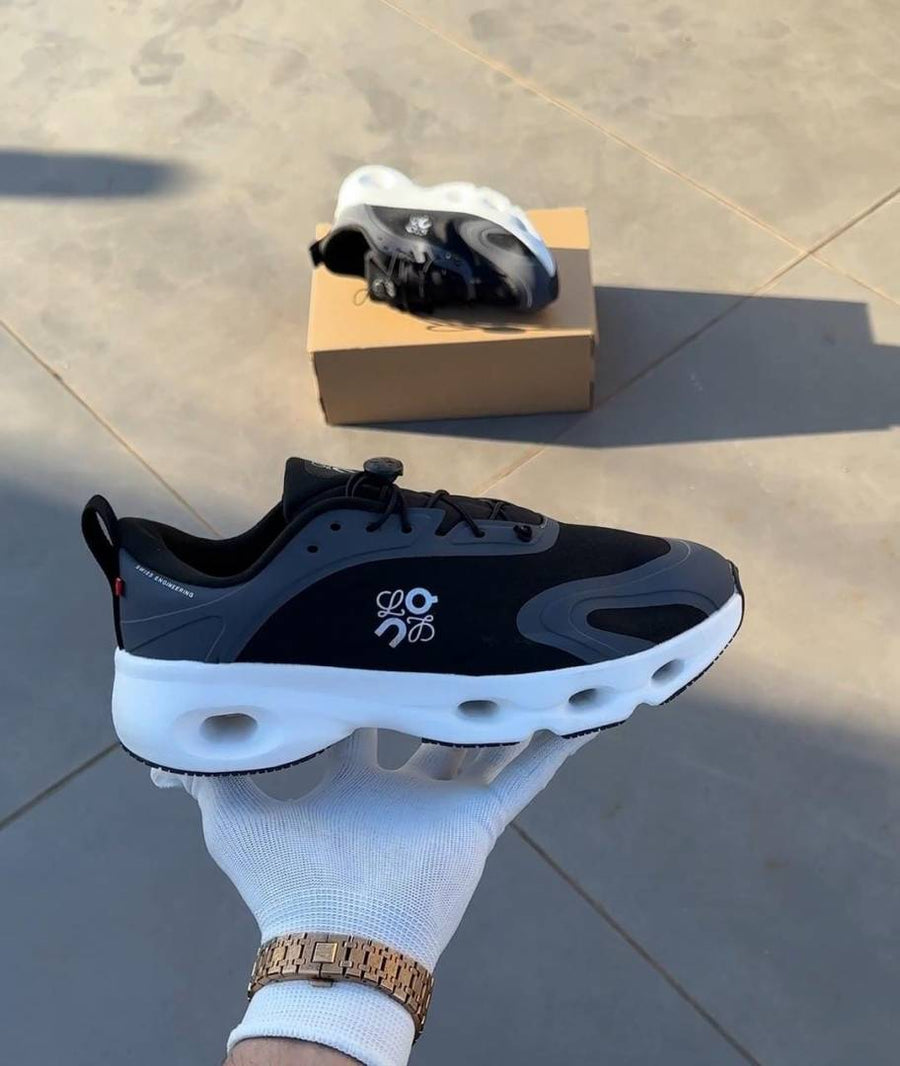 On Running Cloudsolo Loewe White Black
