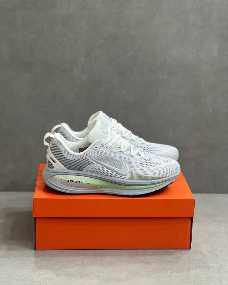 Nike_Zoom_Vomero_18_Silver_College_Grey 2165