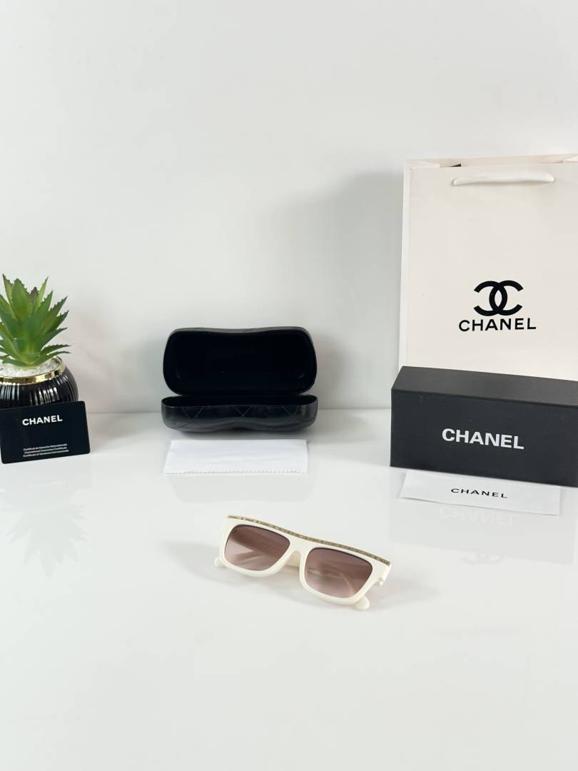 Chanel_WMNS_8318_Cream_Brown