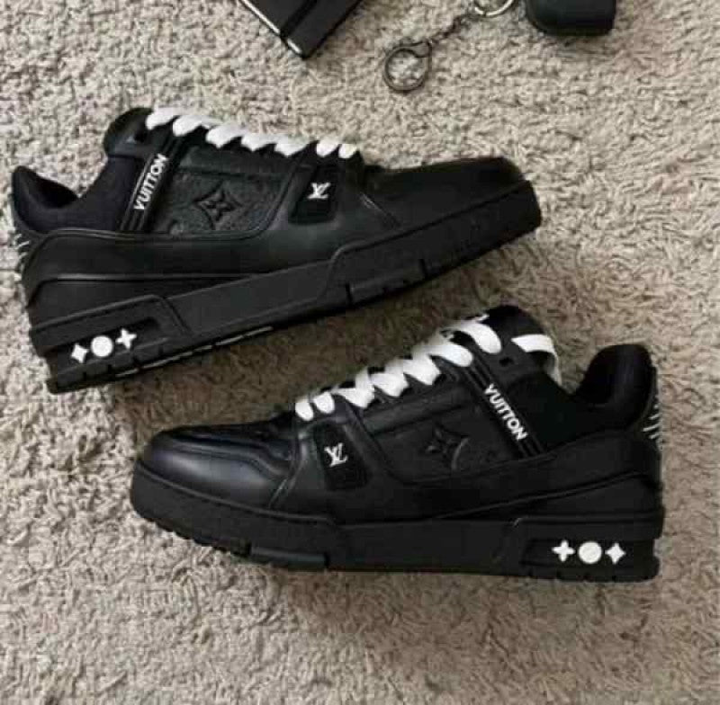 LOUIiSS VUTIiON trainer black embossed monogram