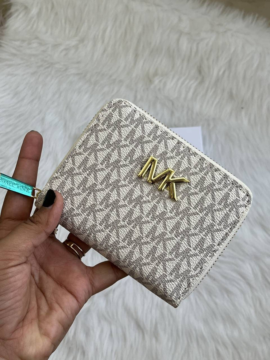 Gucci_109_GG_Marmont_Wallet_With_Box