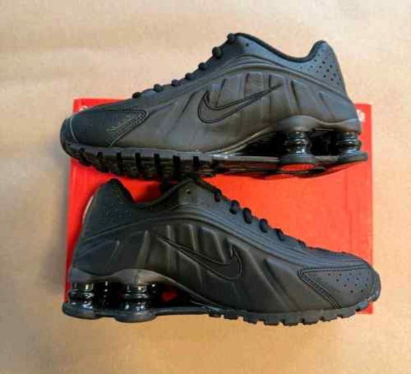 Nike shox r4 triple black