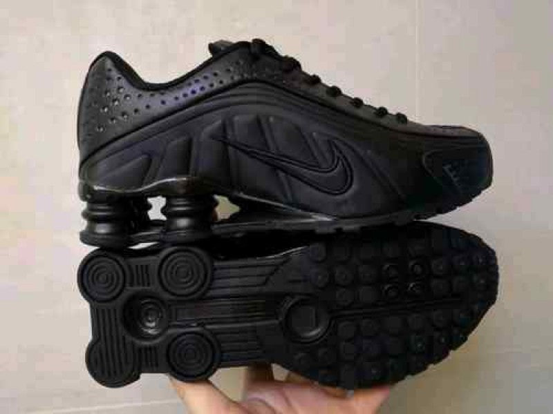 Nike shox r4 triple black