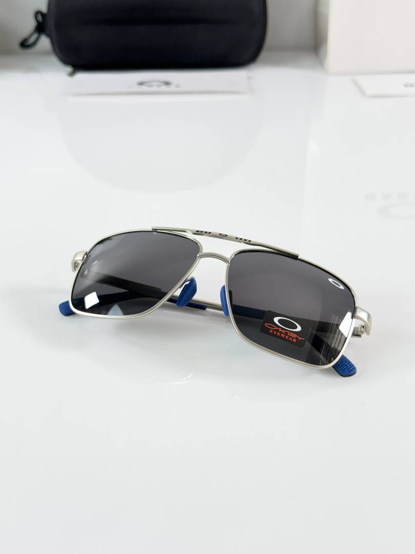 Oakley 8922 Silver Black