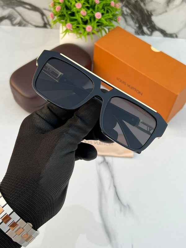 Louis Vuitton_8817_black_gold