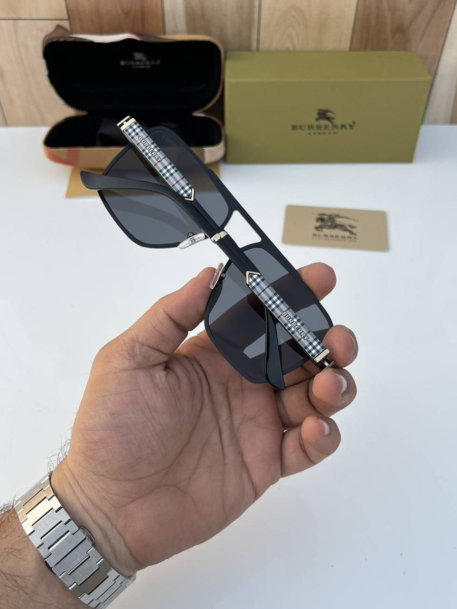 Burberry_7939_black_gold