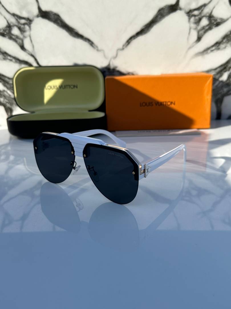 Louis Vuitton_98143_white_black
