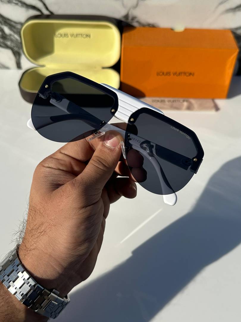 Louis Vuitton_98143_white_black