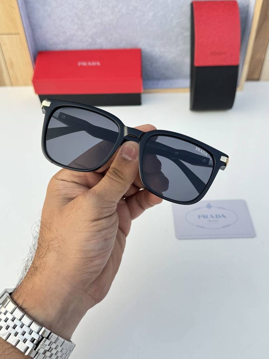 Prada_8008_black_gold