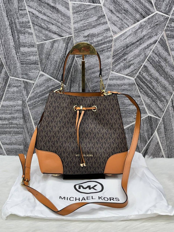 Michael Kors_Bucket_Bag_With_DustCover