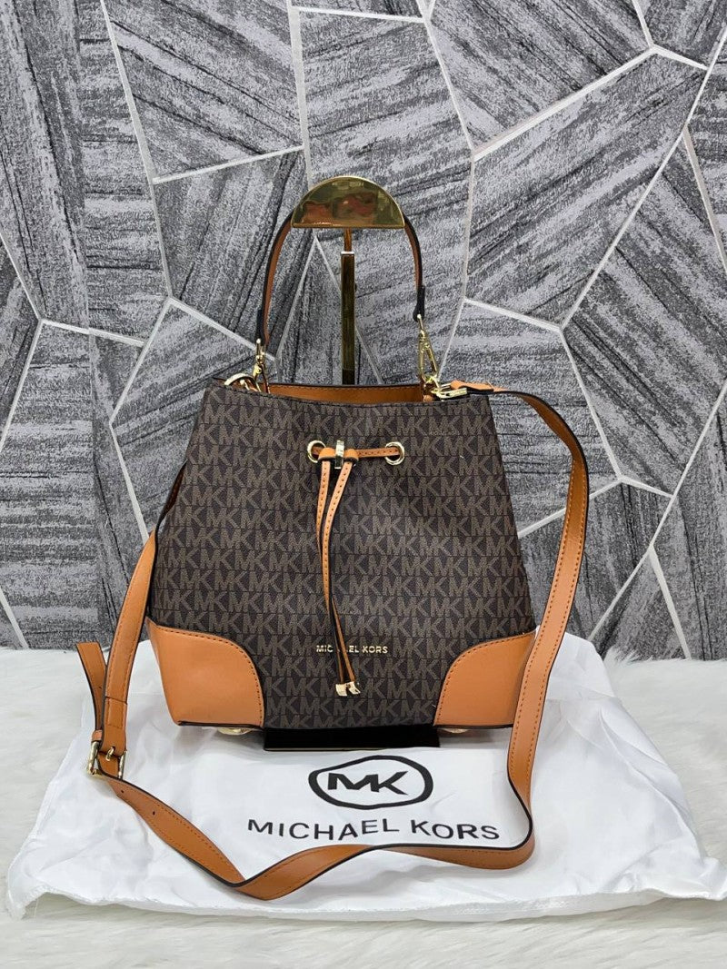 Michael Kors_Bucket_Bag_With_DustCover