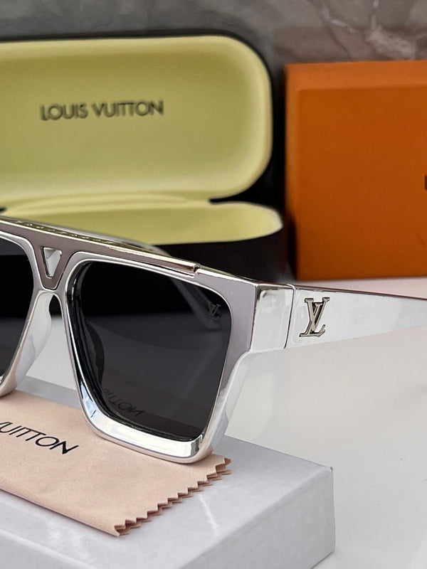 Louis Vuitton_1502_chrome_black