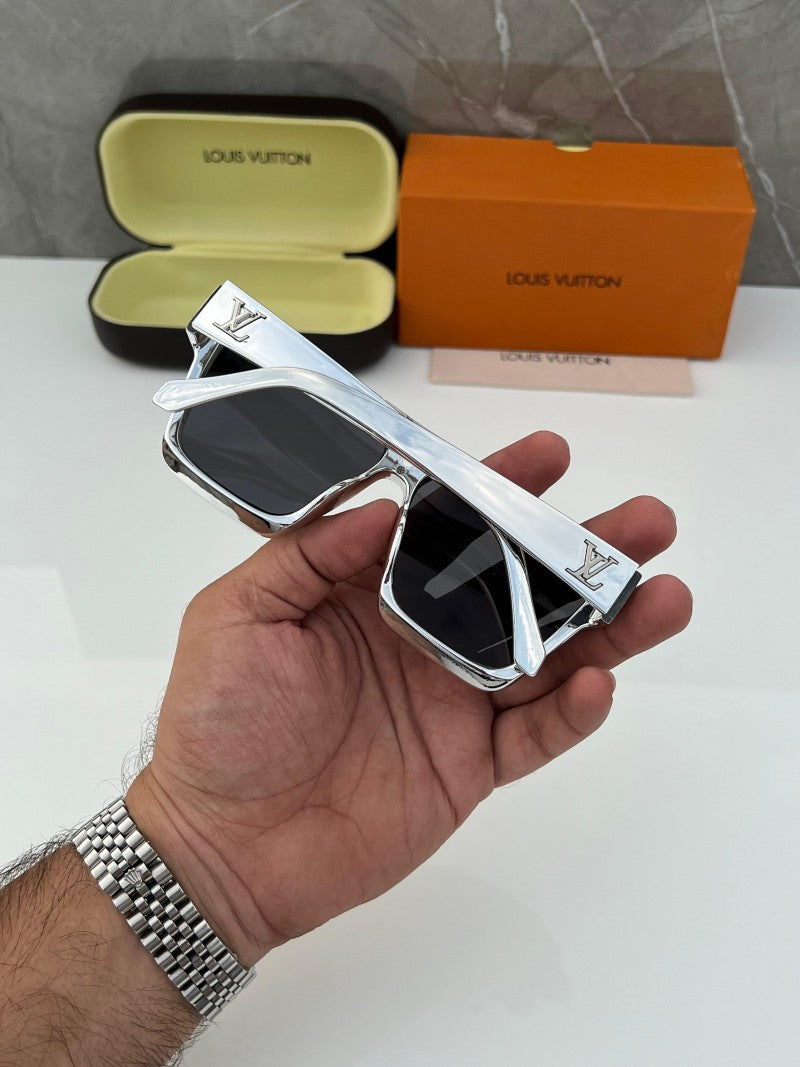 Louis Vuitton_1502_chrome_black