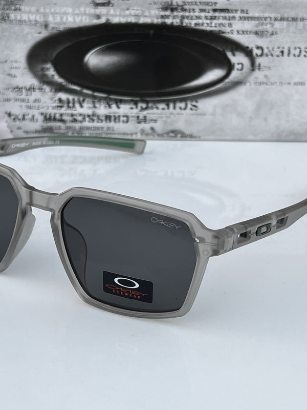Oakley_3381_grey_black
